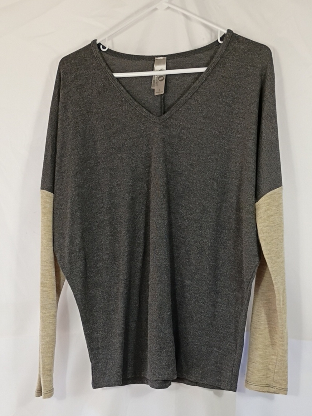 EUC Go Couture V-Neck Long Dolma Sleeve Colorblock Top Gray & Cream Womens Sz Lg